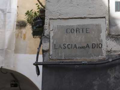 Superiamo ora un arco posto all�estremit� nord-est del largo per accedere a un luogo dal nome decisamente originale: Corte Lascia Fare a Dio